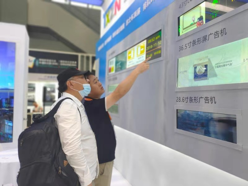 條形智能工作人員給客戶詳細講解產品