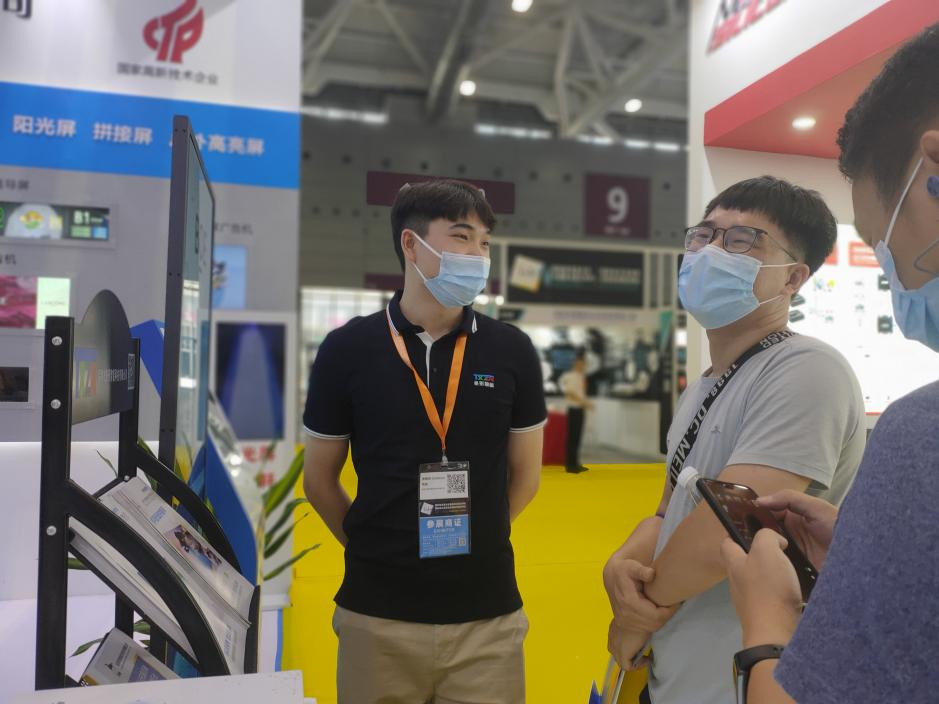 條形智能工作人員給客戶詳細講解產品