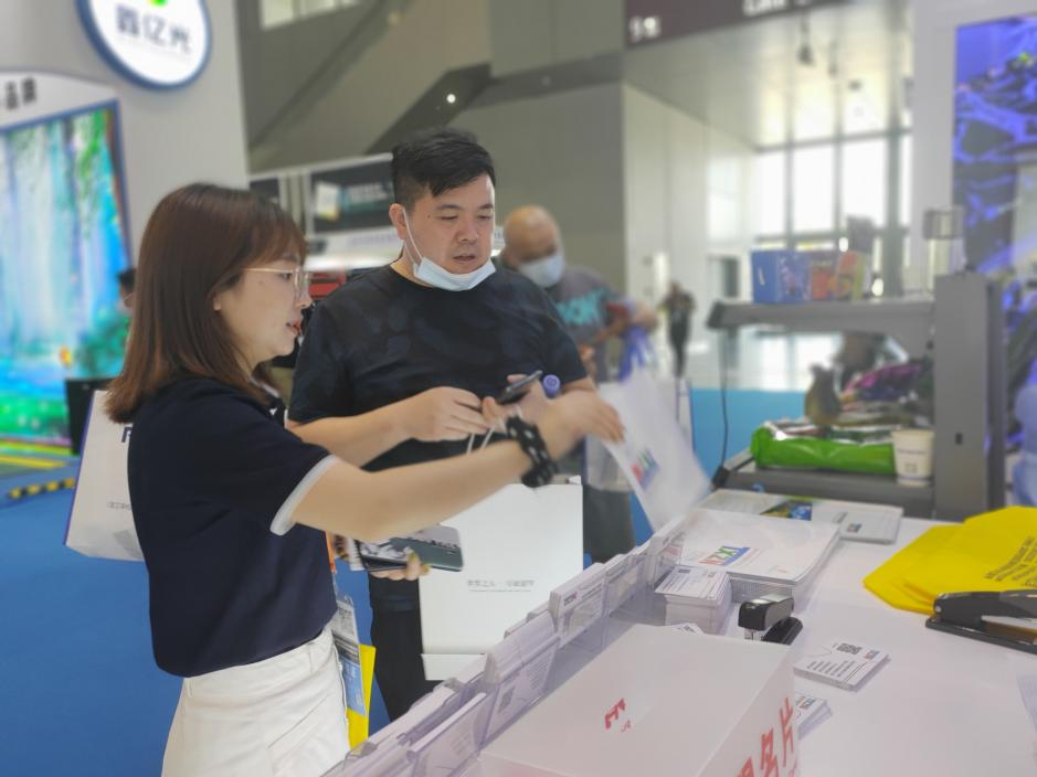 條形智能工作人員給客戶詳細講解產品   