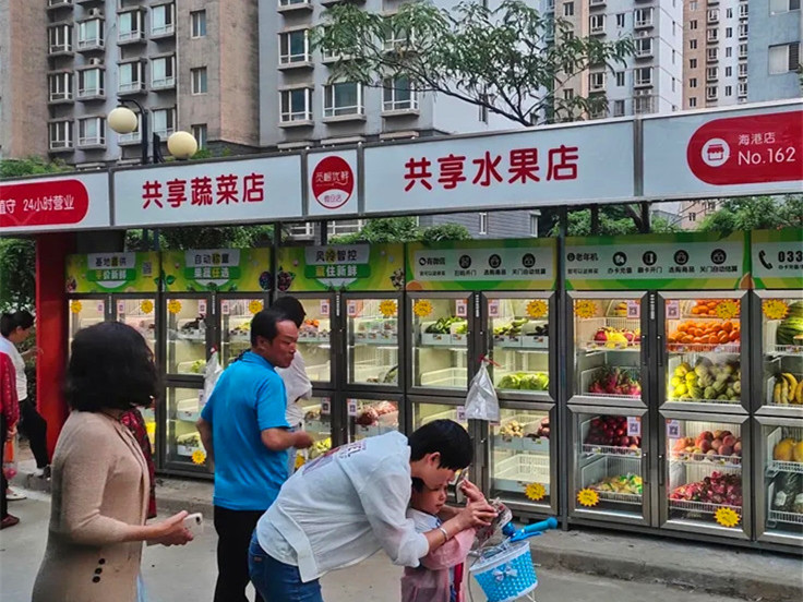 條形智能液晶屏加持，自動售貨機適用于多個場景